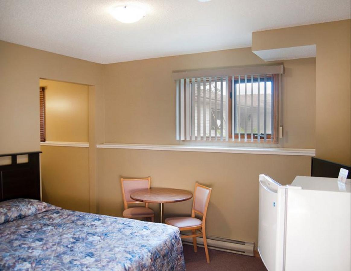 Lakeside Country Inn Manitou Beach Экстерьер фото